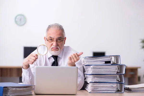 Viejo auditor masculino que trabaja en la oficina — Foto de Stock