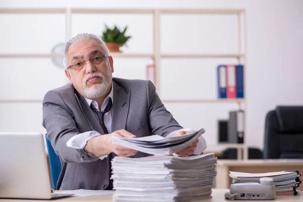 Viejo empleado descontento con el exceso de trabajo en la oficina —  Fotos de Stock