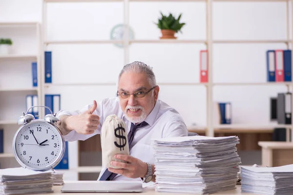 Viejo empleado masculino en concepto de gestión del tiempo — Foto de Stock