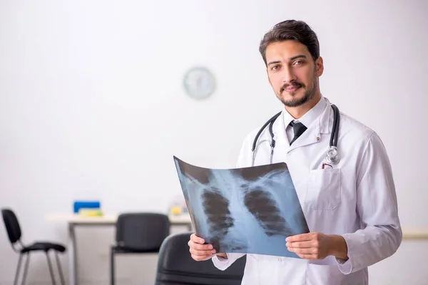 Jonge mannelijke arts radioloog zit in de kliniek — Stockfoto