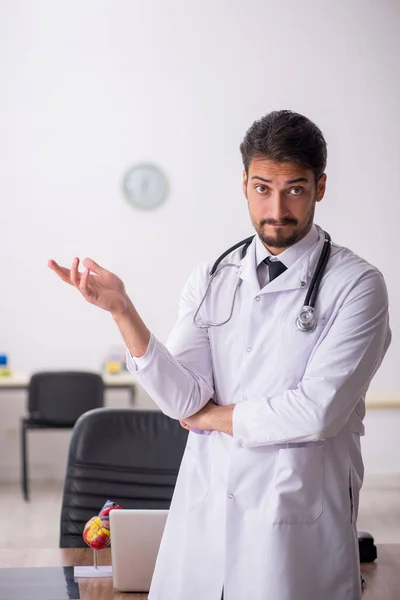 Jeune homme médecin travaillant à la clinique — Photo