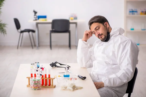Jeune chimiste masculin dans le concept de synthèse de drogues — Photo