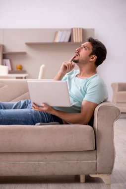 Genç erkek serbest çalışan. Evden çalışıyor.