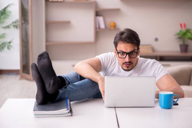 Genç erkek serbest çalışan. Evden çalışıyor.