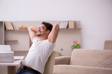 Genç erkek serbest çalışan. Evden çalışıyor.