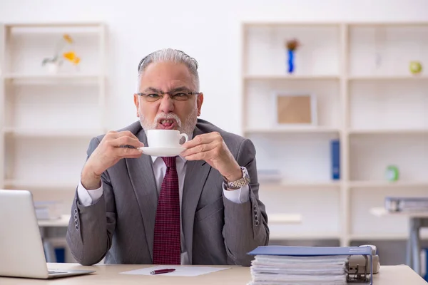Viejo empleado que bebe café durante el descanso — Foto de Stock