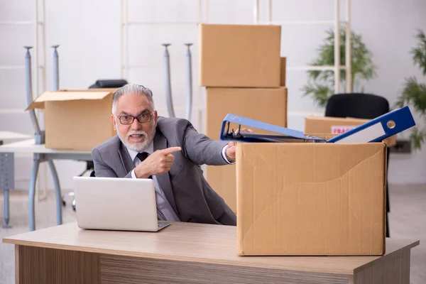 Velho empregado masculino no conceito de realocação — Fotografia de Stock