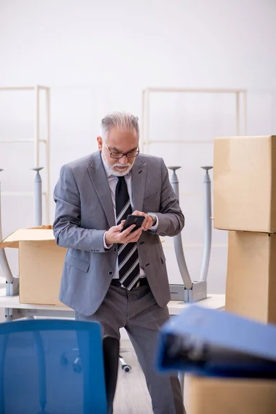 Viejo empleado masculino en concepto de reubicación —  Fotos de Stock