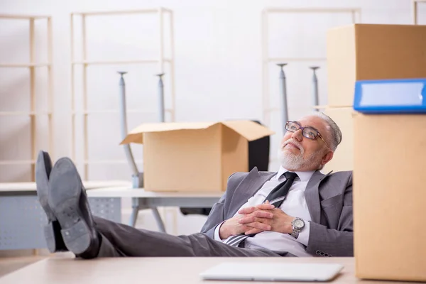 Viejo empleado masculino en concepto de reubicación —  Fotos de Stock