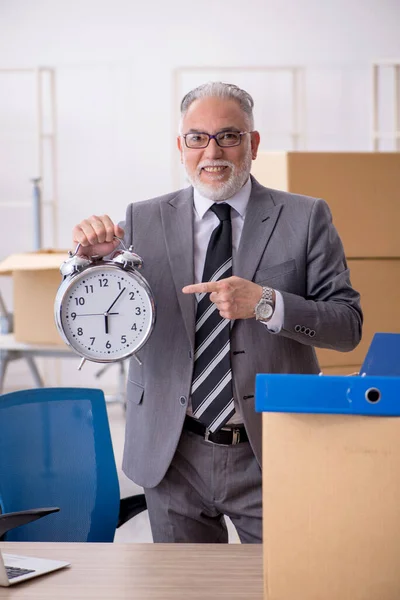 Viejo empleado masculino en concepto de reubicación — Foto de Stock