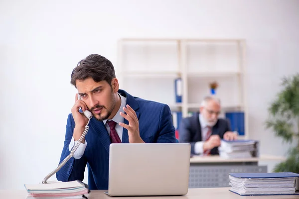 Deux collègues masculins travaillant dans le bureau — Photo