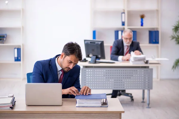 Twee mannelijke collega 's die op kantoor werken — Stockfoto