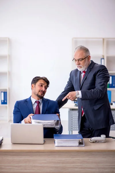 Двое коллег-мужчин работают в офисе — стоковое фото