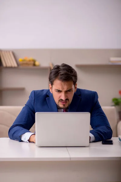 Joven hombre de negocios trabajando desde casa —  Fotos de Stock