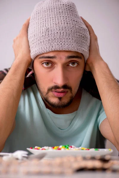 Jovem doente sofrendo em casa — Fotografia de Stock