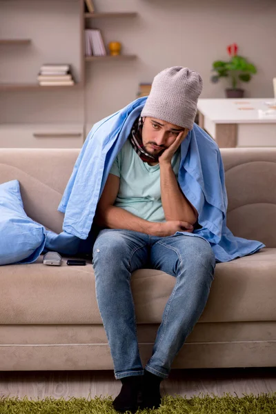 Joven sufriendo en casa — Foto de Stock