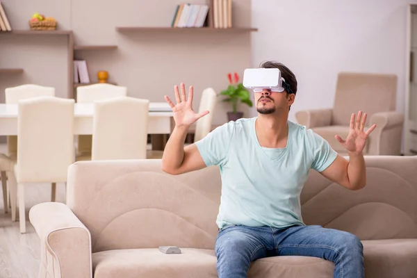 Jeune homme étudiant portant des lunettes virtuelles à la maison — Photo