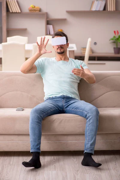 Jeune homme étudiant portant des lunettes virtuelles à la maison — Photo