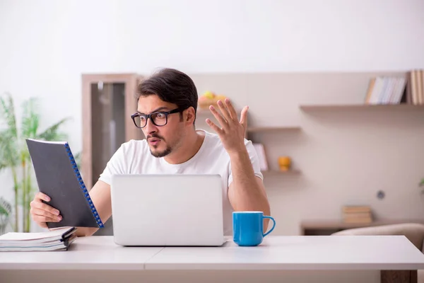 Joven freelancer masculino trabajando desde casa — Foto de Stock