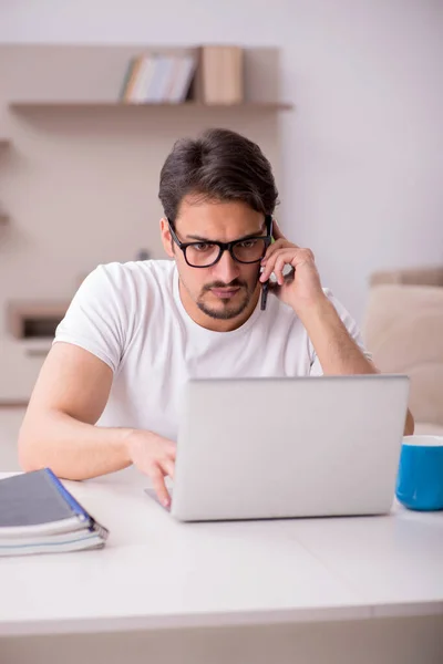 Jonge mannelijke freelancer werken vanuit huis — Stockfoto