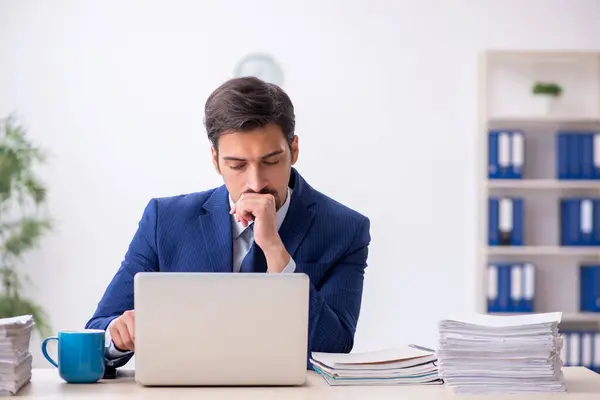 Junge männliche Mitarbeiter und zu viel Arbeit im Büro — Stockfoto