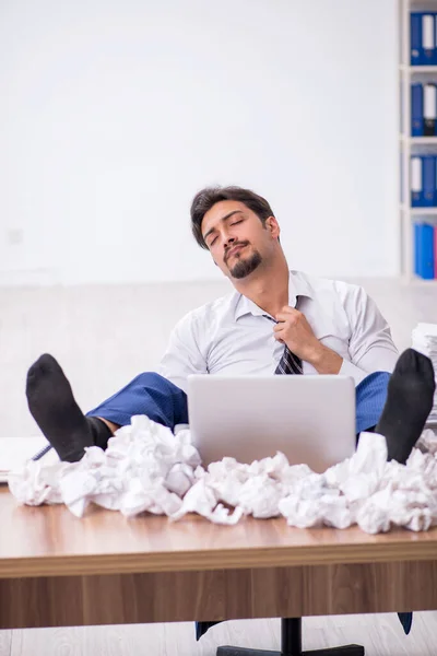 Jovem empregado do sexo masculino no conceito de brainstorming — Fotografia de Stock