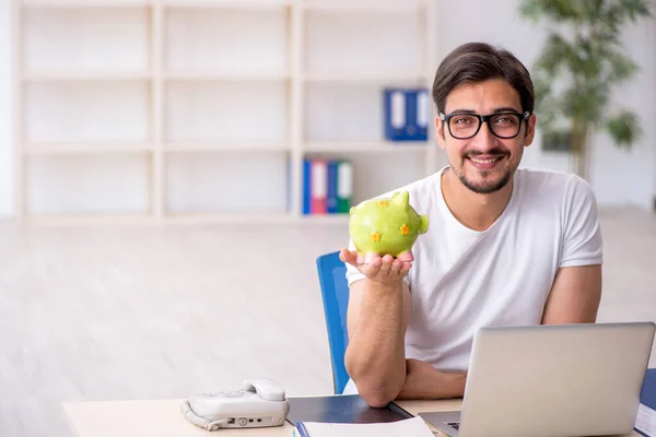 Joven empleado masculino en concepto de jubilación — Foto de Stock