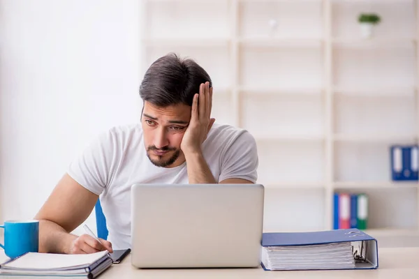 Jeune salarié indépendant assis dans le bureau — Photo