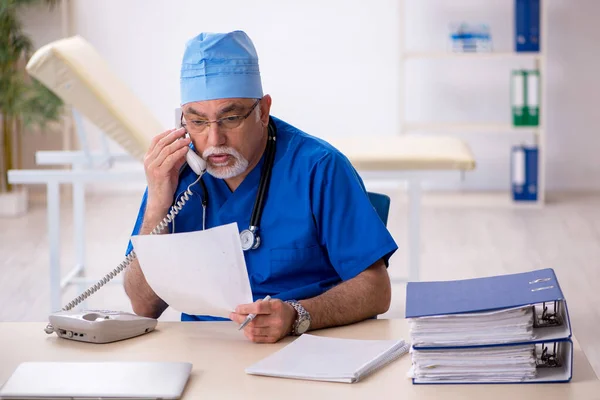 Alt männlich doktor working im die klinik — Stockfoto