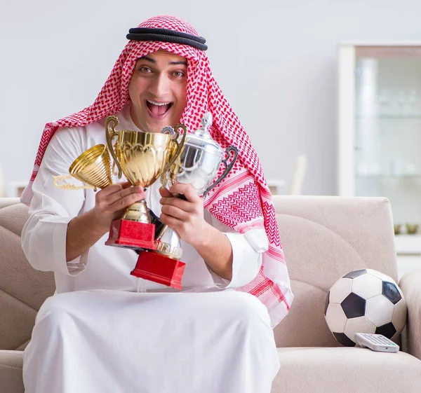 Arabisk man tittar sport fotboll på tv — Stockfoto