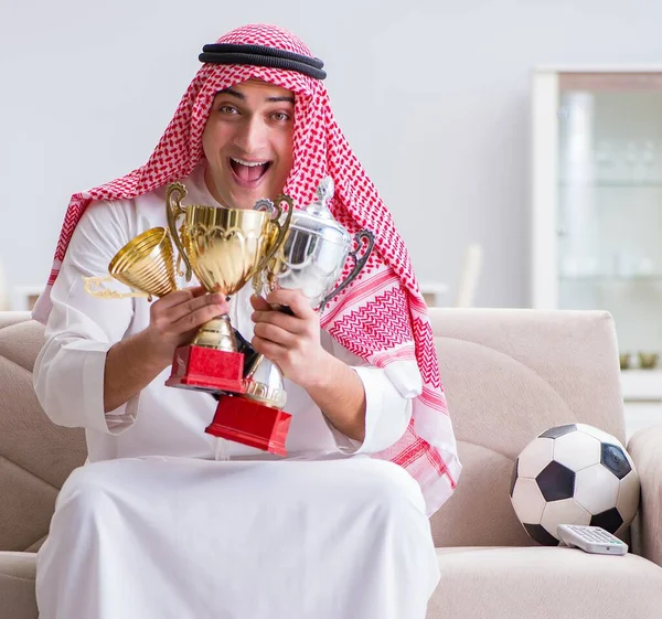 Arabische man kijkt sport voetbal op tv — Stockfoto