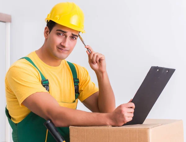 Lavoratore di trasporto consegna scatole a casa — Foto Stock