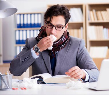 Hasta iş adamı ofiste.