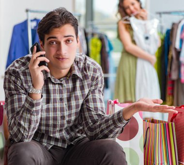 Adam, karısının dükkandan alışveriş etmesinden bıkmış.