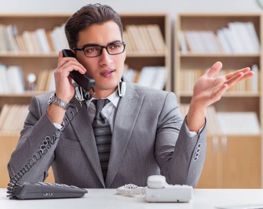 Çağrı merkezi operatörü telefonda konuşuyor.