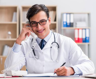 Doktor hastaya telefonda danışmanlık yapıyor.