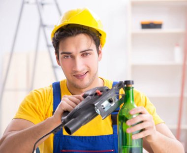 Atölyede çalışan sarhoş mühendis.