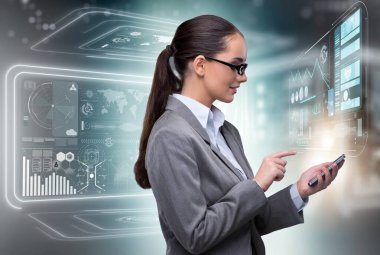 İnternet bankacılığı konseptinde bir kadın