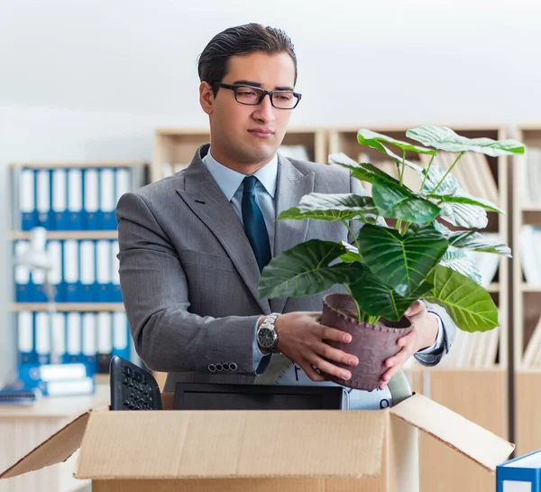 Mann zieht mit Kiste und Habseligkeiten um — Stockfoto