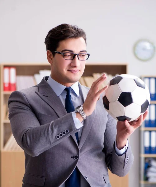 Empresario con balón de fútbol en la oficina —  Fotos de Stock