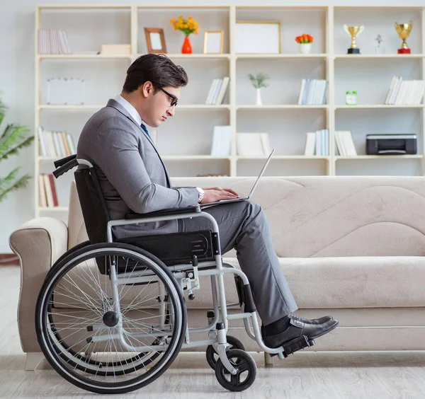 Dsabled επιχειρηματίας σε αναπηρική καρέκλα που εργάζονται στο σπίτι — Φωτογραφία Αρχείου