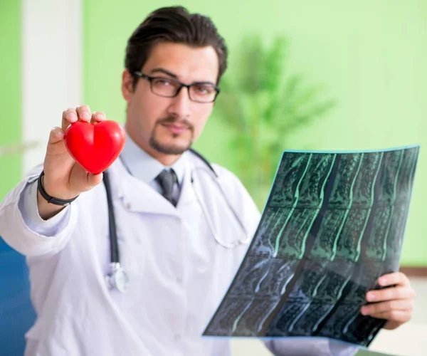 Ακτινολόγος γιατρός που εξετάζει ακτινογραφία στο νοσοκομείο — Φωτογραφία Αρχείου