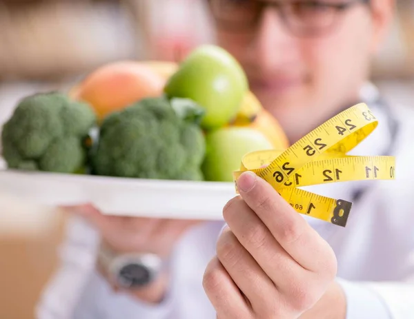 Médico en concepto de dieta con frutas y verduras — Foto de Stock