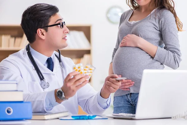 Mulher grávida visitante médico para consulta — Fotografia de Stock