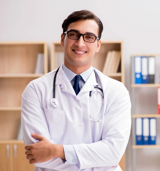 Jeune médecin adulte travaillant à l'hôpital — Photo