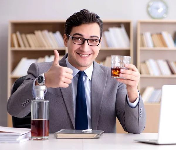 Jonge zakenman drinkt van stress — Stockfoto