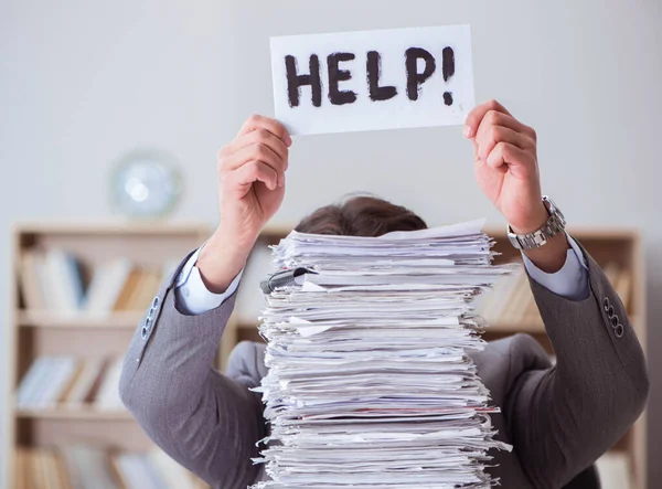 Empresário ocupado com papelada no escritório — Fotografia de Stock