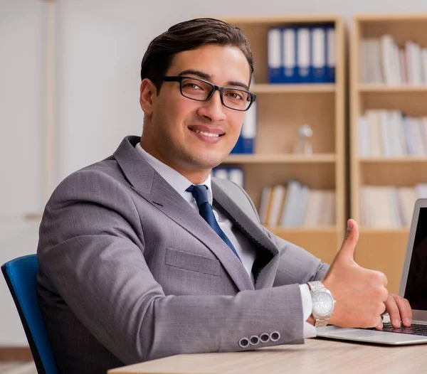 Junger hübscher Geschäftsmann arbeitet im Büro — Stockfoto