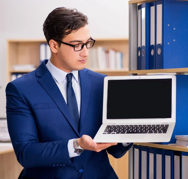 Jóképű üzletember, a laptop az irodában — Stock Fotó