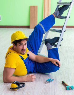 İş yerinde yaralı bir işçi var.